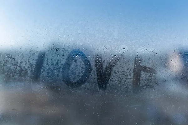 Palavra amor em uma janela nebulosa — Fotografia de Stock