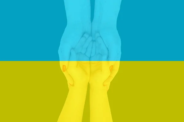 子供たちの小さな手は、ウクライナの国旗の黄色と青の色で描かれた女性の手を保持します。家族、平和、ケア。ウクライナの領土での戦争中のウクライナ人をサポート. — ストック写真