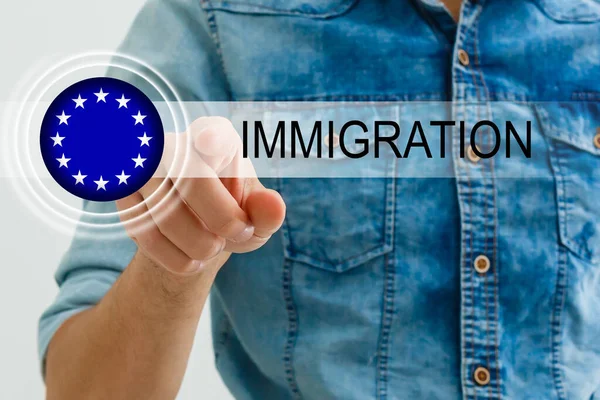Bandeira da União Europeia, bandeira da UE e inscrição imigração — Fotografia de Stock