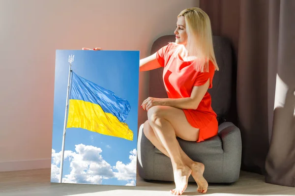 Bandeira azul e amarela da Ucrânia pinta em uma tela, bandeira nacional da Ucrânia — Fotografia de Stock