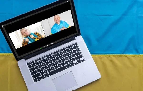 Laptop przy ukraińskiej fladze. konferencja online — Zdjęcie stockowe
