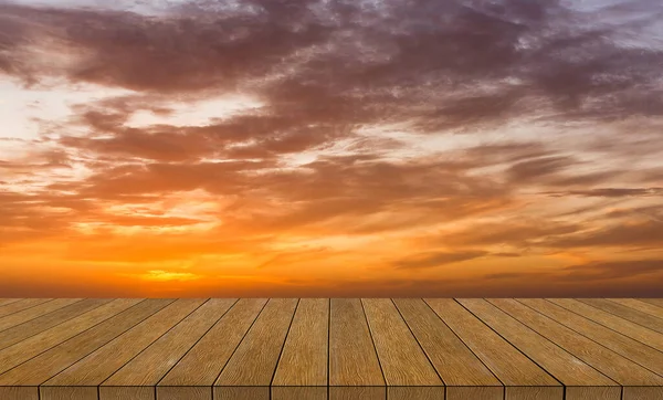 Suddig natur solnedgång himmel bakgrund vägg med gamla vintage grungy beige brun trä linje bakgrunder texturer bordsskiva: rustika åldrade kakel trä med suddig bakgrund. — Stockfoto