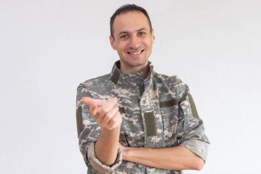 Çekici bir asker beyaz üzerinde yarım boy portre