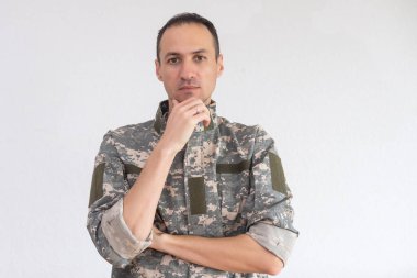 Bir askerin portresi, askeri beyaz bir geçmiş.