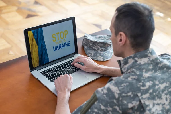 Stand with Ukraine on Social Media concept background with Laptop (dalam bahasa Inggris). militer dengan bendera Ukraina — Stok Foto