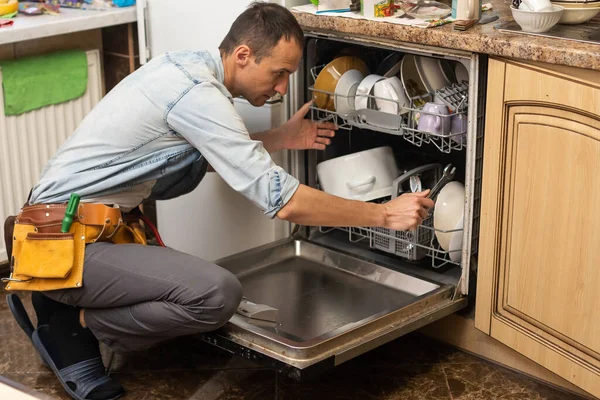 Vízvezeték-szerelő mosogatógép javítása — Stock Fotó