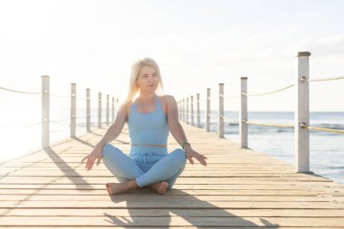 Deniz kenarında germe fitness kadın portresi