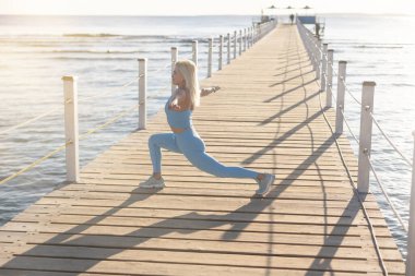 Kızıl Deniz 'de spor yapan kadın.