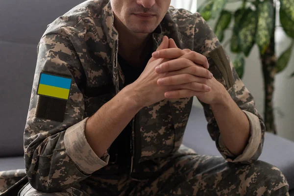 Ukraina patch flagga på armén enhetliga. Ukraina militär uniform. Ukrainska soldater — Stockfoto