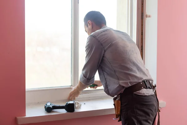 De werknemer installeren en controleren venster in het huis — Stockfoto