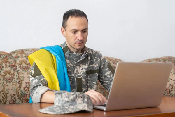 与乌克兰站在社交媒体概念背景与笔记本电脑。悬挂乌克兰国旗的军队 — 图库照片