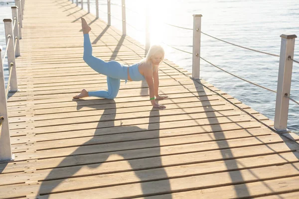 Mujer haciendo ejercicio sobre pontón Mar Rojo — Foto de Stock