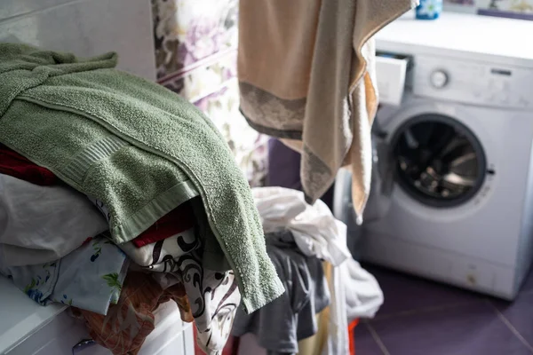 Primo piano foto di bacino con vestiti sporchi da lavare in lavatrice. pulizia, lavanderia, lavori domestici, concetto di lavori domestici. — Foto Stock