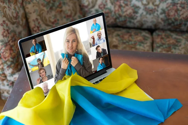 Ноутбук возле украинского флага. онлайн-конференция — стоковое фото