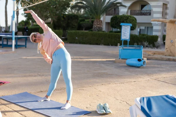 Donna che fa yoga all'aperto in hotel — Foto Stock