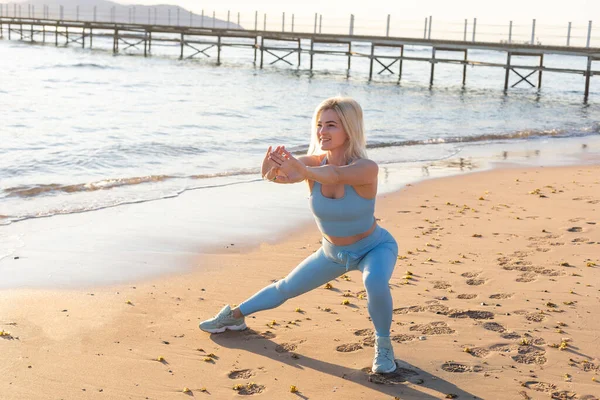 Deniz kenarında germe fitness kadın portresi