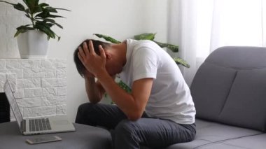 Endişeli iş kadını Gis bilgisayarındaki yanlış verilere bakıyor