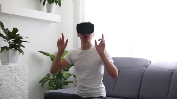 Mann benutzt Virtual-Reality-Headset im Büro — Stockvideo