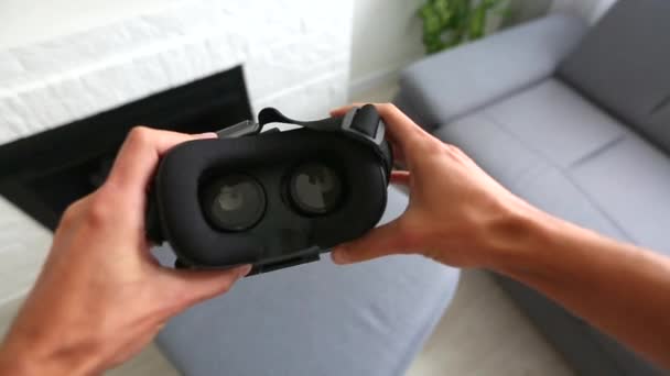 Mannelijke hand neemt een virtual reality headset. Virtuele realiteit masker. — Stockvideo