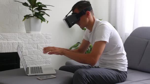 Ο άνθρωπος δακτυλογραφεί σε εικονικό πληκτρολόγιο υπολογιστή. Το μέλλον είναι τώρα. Όμορφος άντρας που δουλεύει στο εικονικό γραφείο με γυαλιά. Ο άνθρωπος αγγίζει κάτι χρησιμοποιώντας σύγχρονα γυαλιά εικονικής πραγματικότητας. Βίντεο 360 μοιρών — Αρχείο Βίντεο