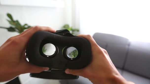 Mužské ruce si vr brýle nosit na bílém pozadí. Maska virtuální reality se zelenou obrazovkou. Zavřít. Koncept moderních technologií. — Stock video