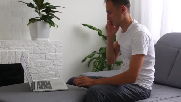 घरी ऑन-कॉल कर्तव्य असलेले तणावग्रस्त माणूस — स्टॉक व्हिडिओ