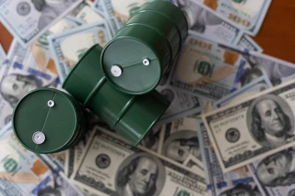 Barril de petróleo bruto com notas de dólar. Fecha. Conceito de negócio. — Fotografia de Stock
