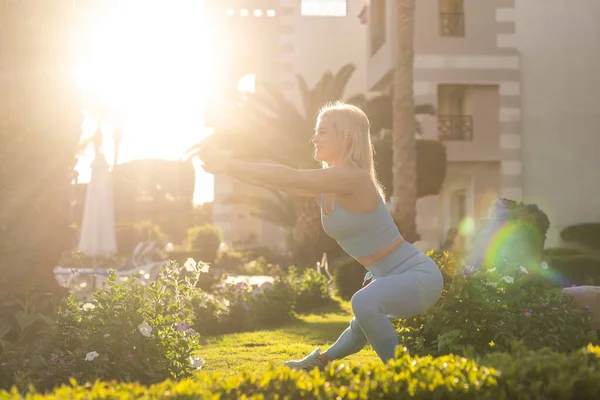 Ritiro e vacanza. donna che fa esercizi nel cortile dell'hotel — Foto Stock
