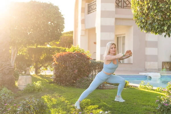 Bella forma giovane donna che lavora all'aperto vicino alla piscina — Foto Stock