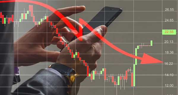 Hombre de negocios cerca de la caída gráfico de finanzas, disparo en el fondo azul —  Fotos de Stock