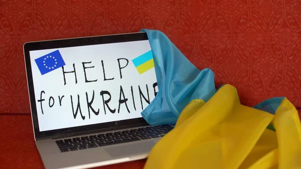 Флаг Украины с экраном ноутбука, война в Украине, патриот, шаблон, мир в Украине, ноутбук с белым экраном — стоковое фото