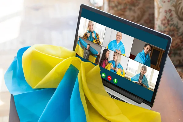 Drapeau de l'ukraine, jeune enseignante travaillant avec un ordinateur portable assis en classe. Éducation, école collège université — Photo