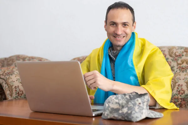 Armed Forces of Ukraine. Ukrainian soldier. Ukrainian in army. Ukrainian flag on military uniform — Stock Photo, Image