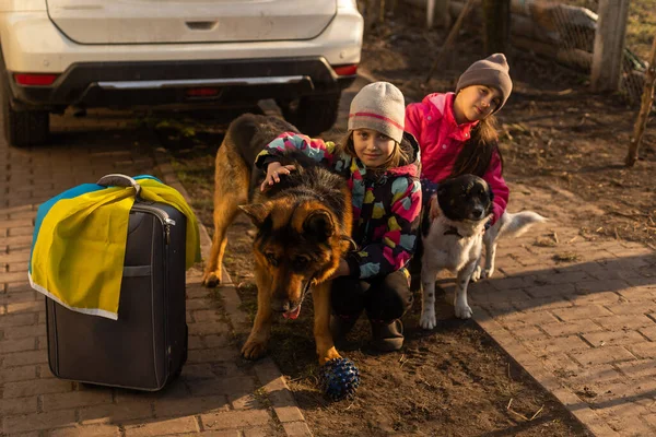 Ukrainian refugees escaping to Europe during russian war — Stock Photo, Image