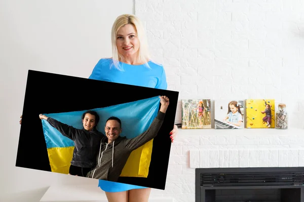 Фото людей с флагом Украины — стоковое фото
