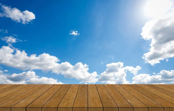 Vit moln och blå himmel bakgrund bild med trägolv — Stockfoto
