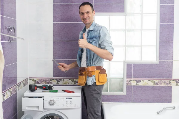 Férfi megjavít egy mosógép — Stock Fotó