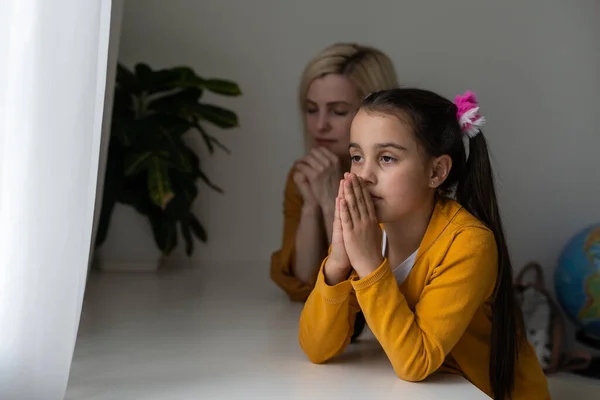 Dindar Hıristiyan kız ve annesi evde dua ediyorlar. — Stok fotoğraf