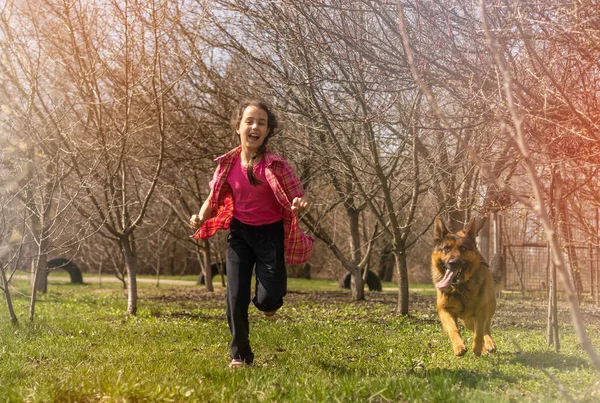 Kız, çocuk yaz güneşli bir gün yeşil çayırlarda yürüyor