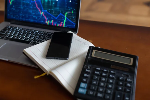 O relatório resume os resultados das operações de negócios, computador portátil, calculadora na mesa do investidor. vista superior. — Fotografia de Stock