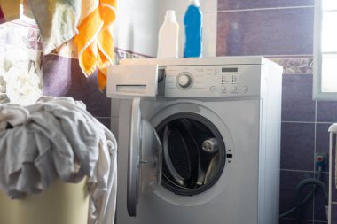 Vintage banyo fayans ve çamaşır makinesi. İçeride kimse yok