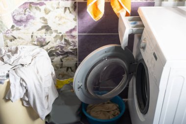 Çamaşır makinesi banyoda bozuldu.