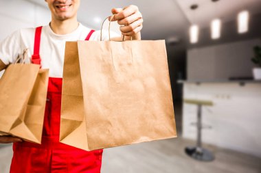 Paket yemek için çeşitli kağıt kaplar. Teslimatçı taşıyor.