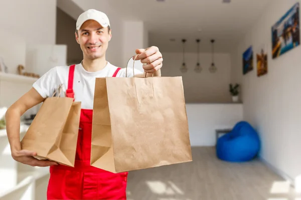 Hombre con paquetes de comida a domicilio —  Fotos de Stock