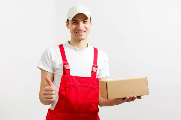 Portrét šťastného pracovníka, jak vykládá krabice z dodávky a dívá se do kamery — Stock fotografie
