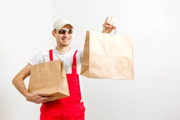 Υπηρεσία παράδοσης, fast food και άνθρωποι έννοια - ευτυχισμένος άνθρωπος με καφέ και χάρτινη τσάντα — Φωτογραφία Αρχείου