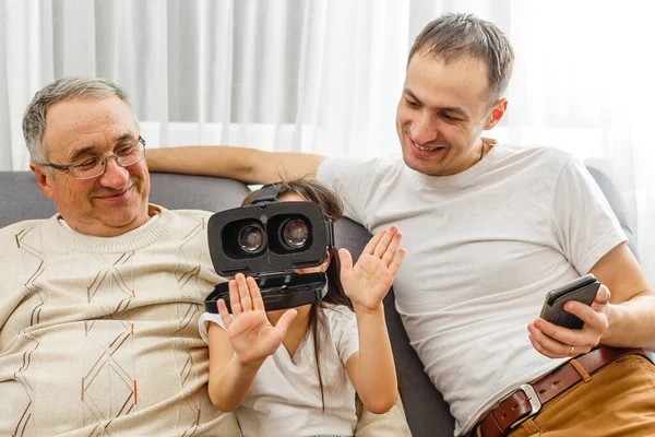Дід і онука з віртуальними окулярами — стокове фото