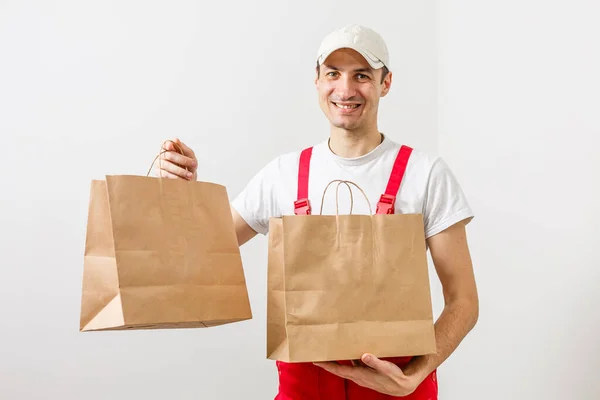 Homem com pacotes de entrega de alimentos — Fotografia de Stock