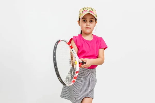 Draguta fetita cu racheta de tenis pe fundal alb . — Fotografie, imagine de stoc