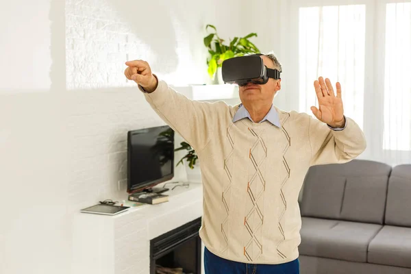 Starzec z goglami wirtualnej rzeczywistości — Zdjęcie stockowe